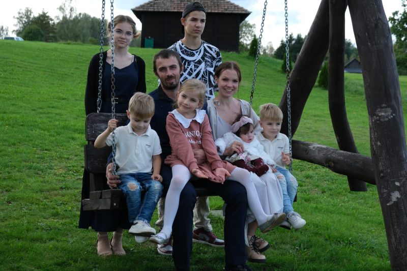 Daudzbērnu ģimeņu dienā sumina Bromu ģimeni no Bilskas