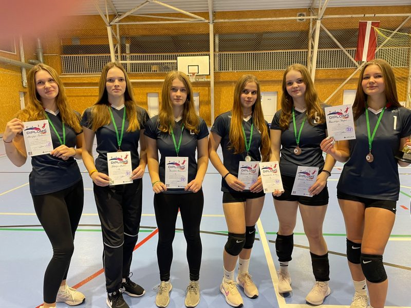 Grundzāles pamatskolas volejbola komandām panākumi Latvijas skolēnu 77. spartakiādē Koknesē