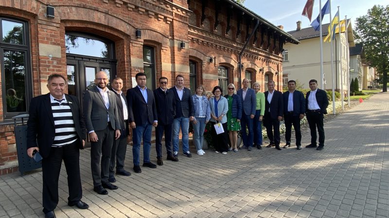 Latvijā mācību vizītē viesojas Uzbekistānas pārstāvju delegācija, apmeklējot arī Smilteni