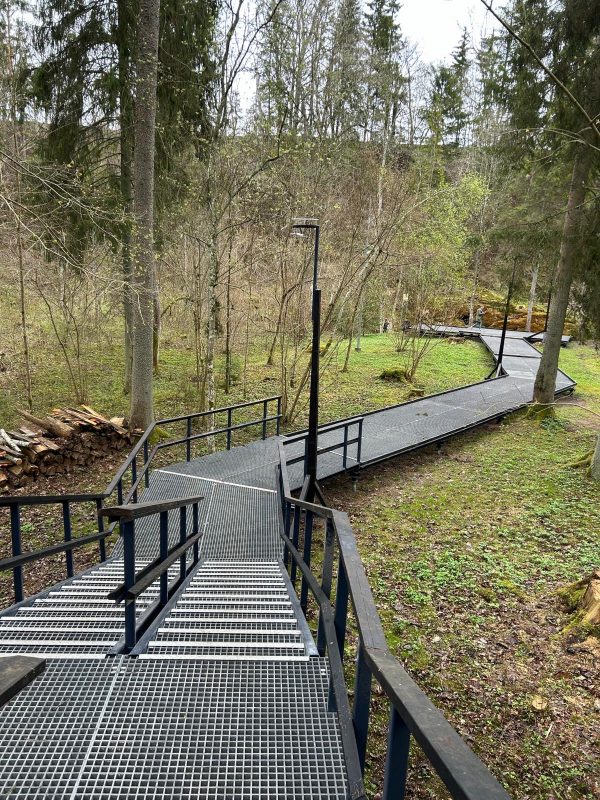 Ekspluatācijā nodotas atjaunotās kāpnes pie Raunas Staburaga