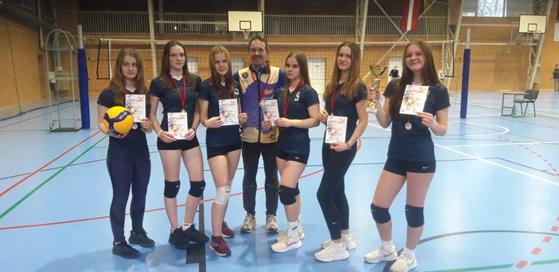 Grundzāles pamatskolas meiteņu pirmā komanda izcīna uzvaru Latvijas skolēnu 77. spartakiādē volejbolā nelicencētām spēlētājām